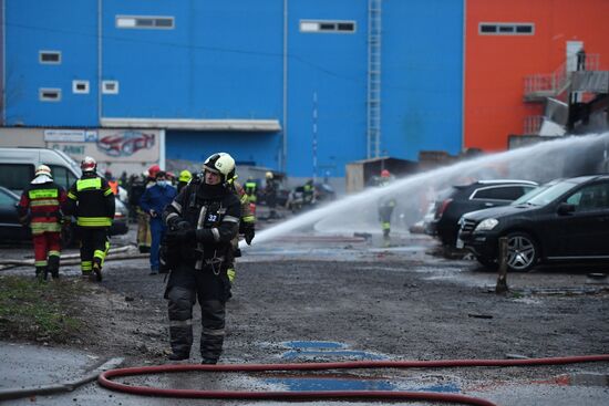 Склад с газовыми баллонами загорелся в Москве