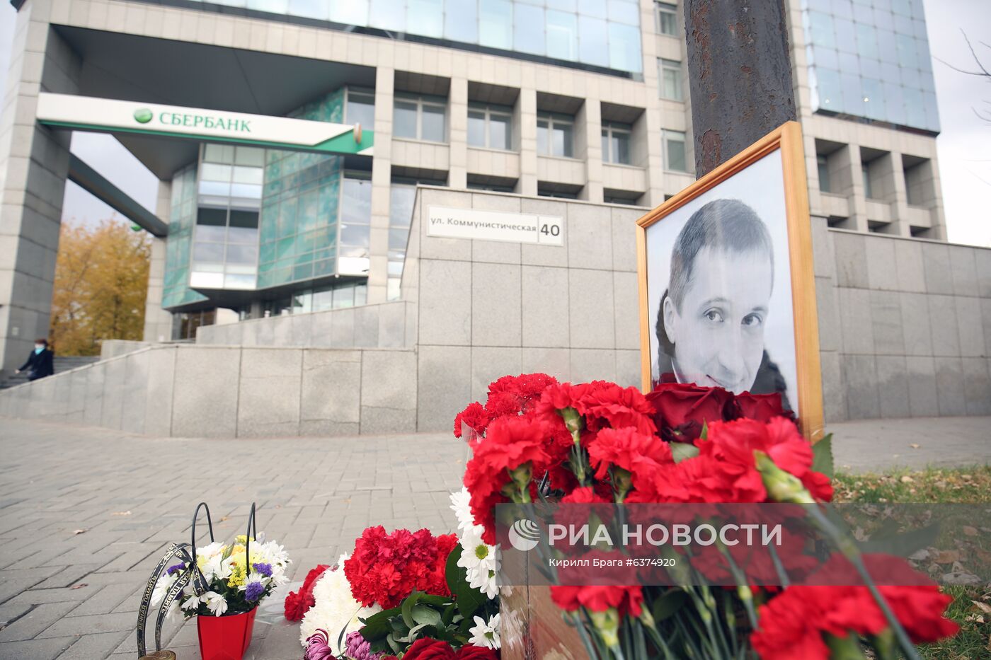 Стихийный мемориал на месте избиения риэлтора Р. Гребенюка в Волгограде