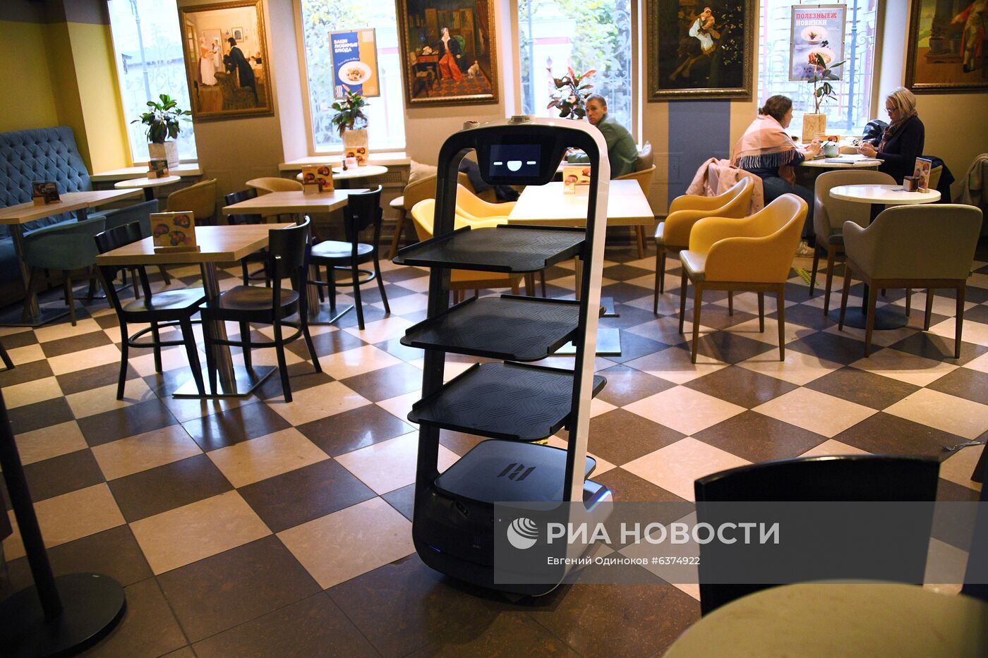 Роботы-официанты в кофейнях сети "Шоколадница"