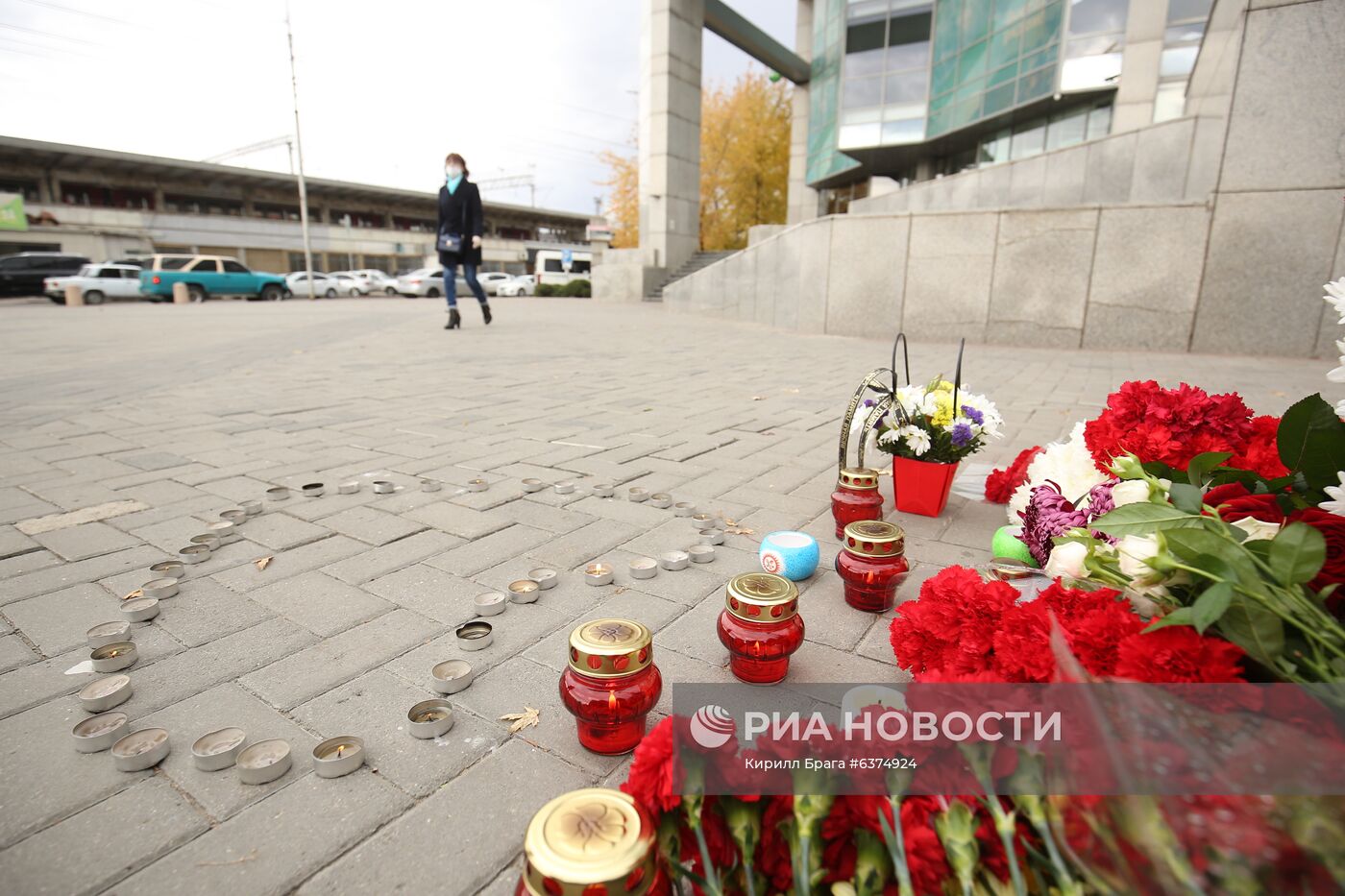 Стихийный мемориал на месте избиения риэлтора Р. Гребенюка в Волгограде