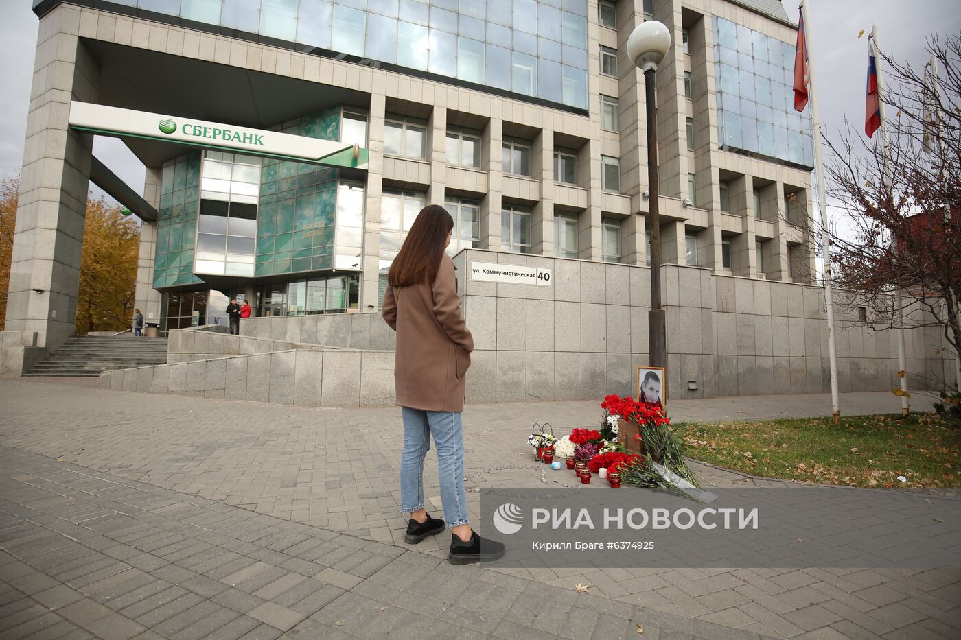 Стихийный мемориал на месте избиения риэлтора Р. Гребенюка в Волгограде