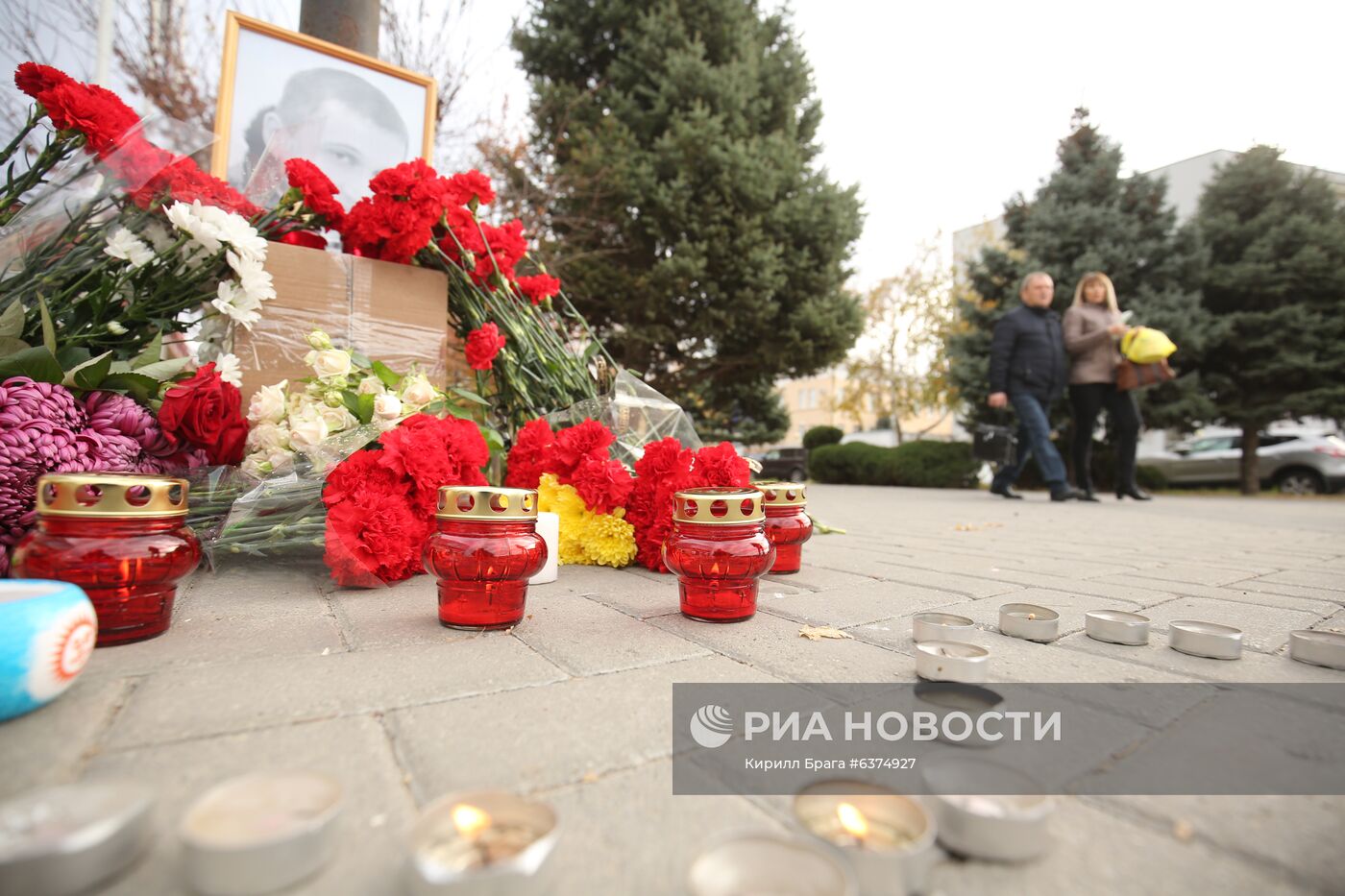 Стихийный мемориал на месте избиения риэлтора Р. Гребенюка в Волгограде