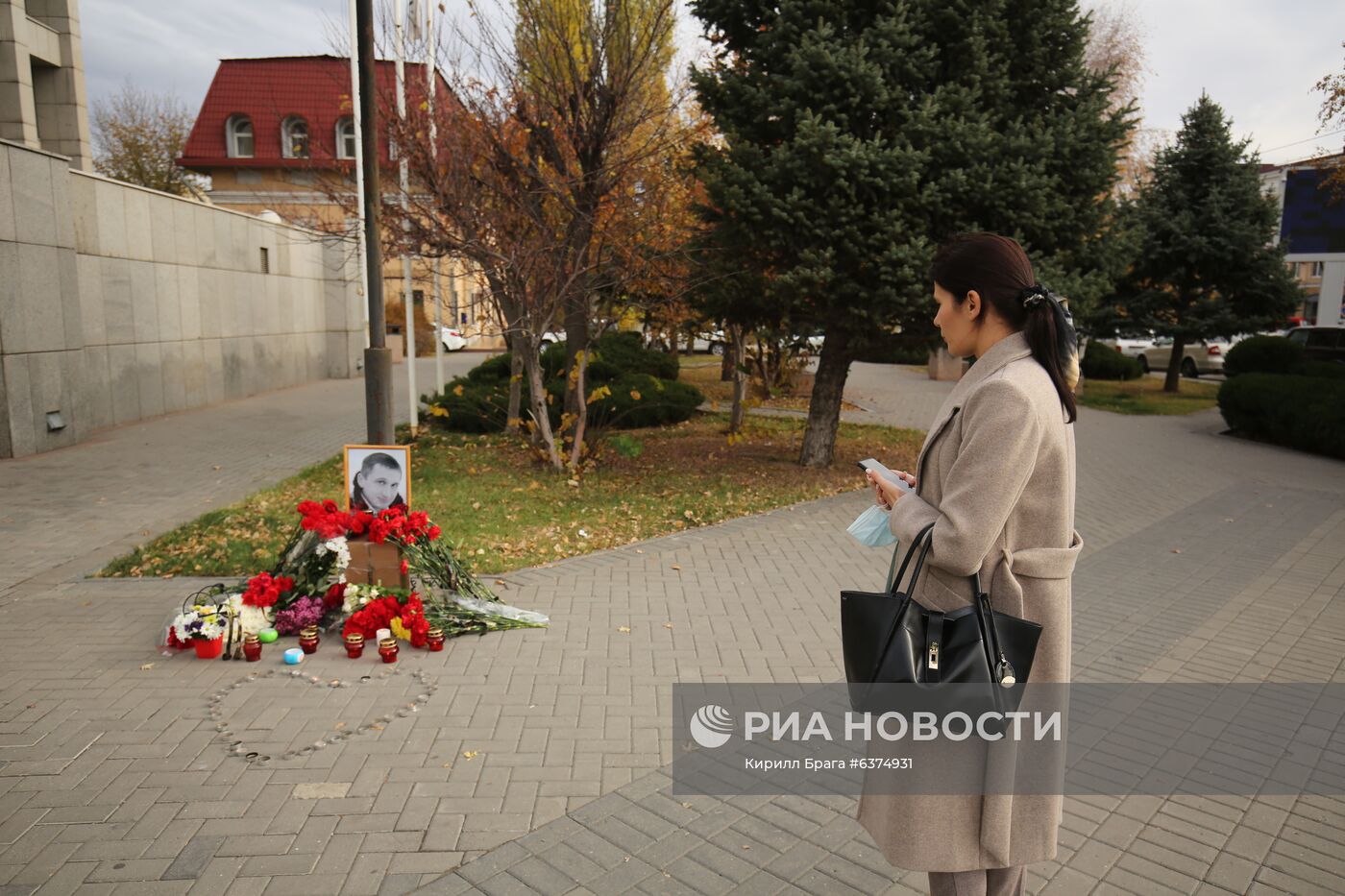 Стихийный мемориал на месте избиения риэлтора Р. Гребенюка в Волгограде