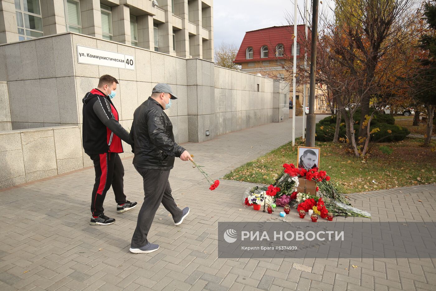 Стихийный мемориал на месте избиения риэлтора Р. Гребенюка в Волгограде