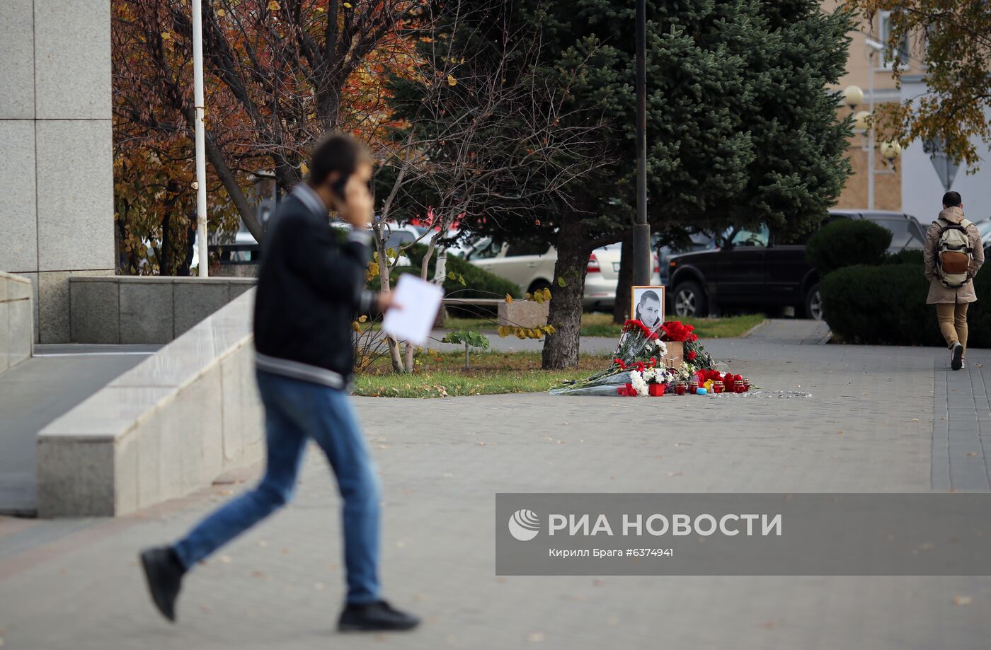 Стихийный мемориал на месте избиения риэлтора Р. Гребенюка в Волгограде