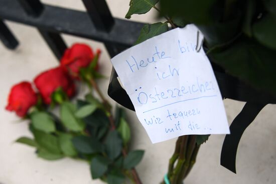 Цветы у посольства Австрии в память о погибших при теракте в Вене 