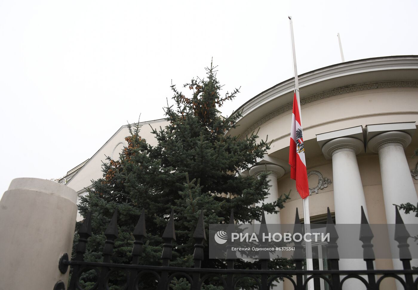 Цветы у посольства Австрии в память о погибших при теракте в Вене 