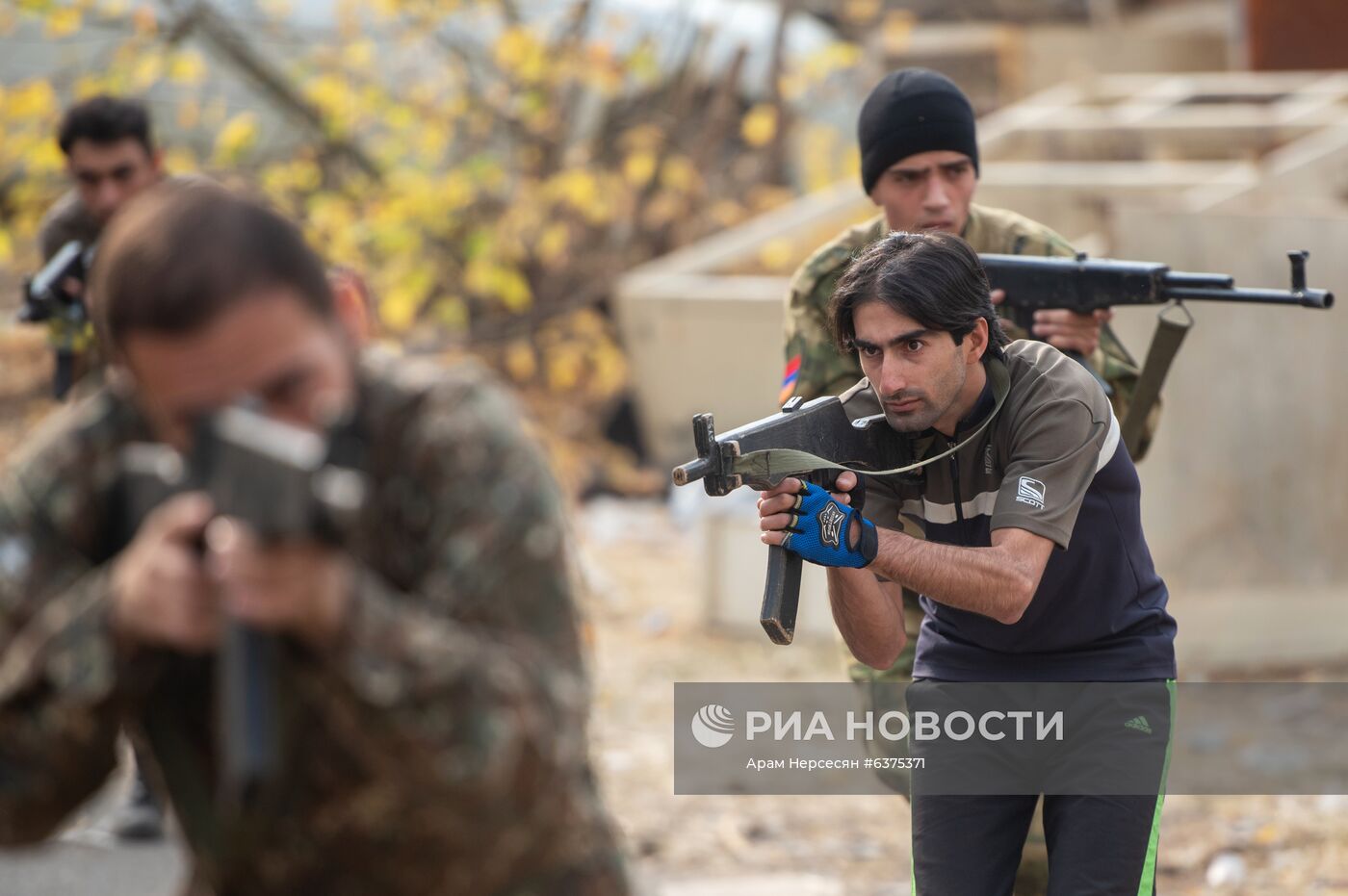 Занятия в центре боевой подготовки "Искусство выживания" в Ереване