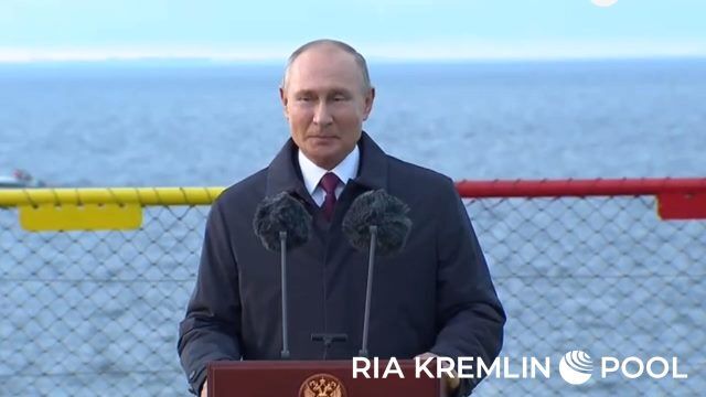 Путин на церемонии поднятия флага на ледоколе имени Виктора Черномырдина
