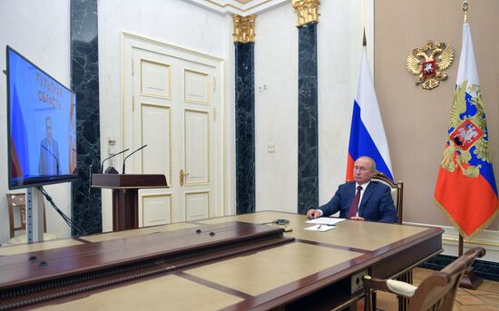 Президент РФ В. Путин провел рабочую встречу с губернатором Тульской области А. Дюминым