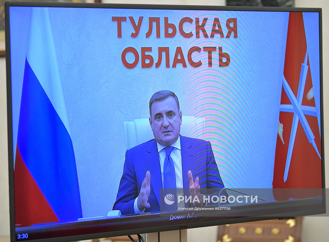 Президент РФ В. Путин провел рабочую встречу с губернатором Тульской области А. Дюминым