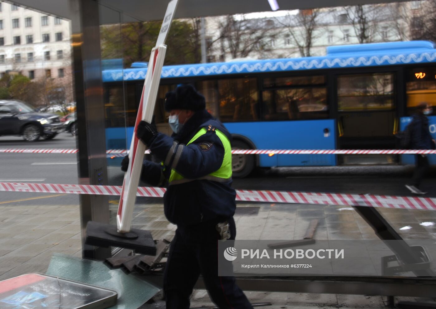 В центре Москвы машина въехала в остановку