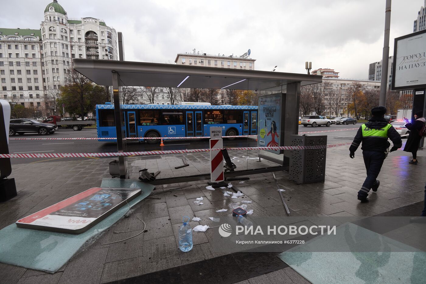 В центре Москвы машина въехала в остановку