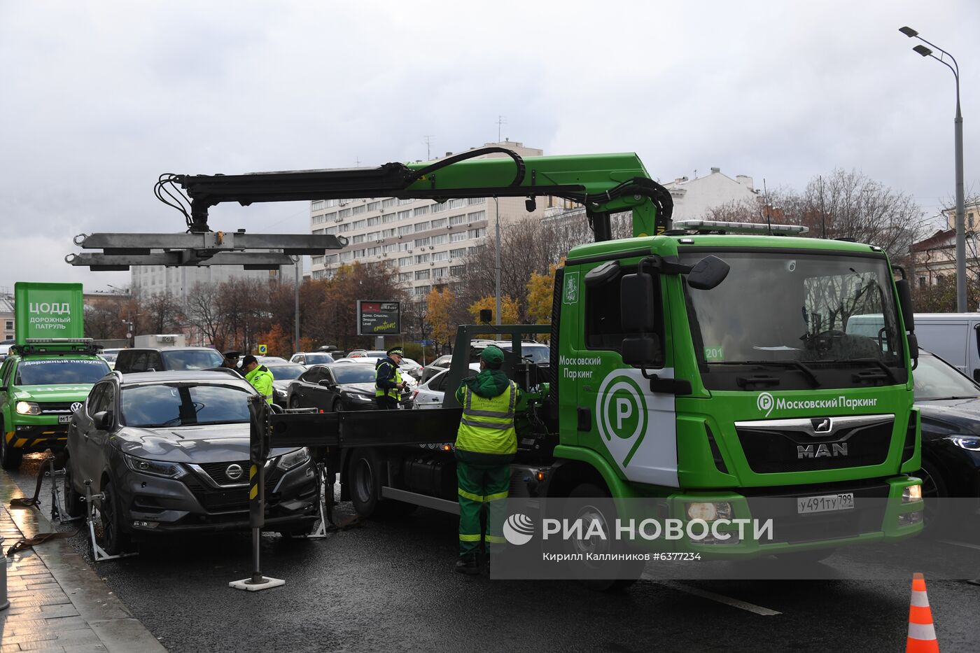 В центре Москвы машина въехала в остановку