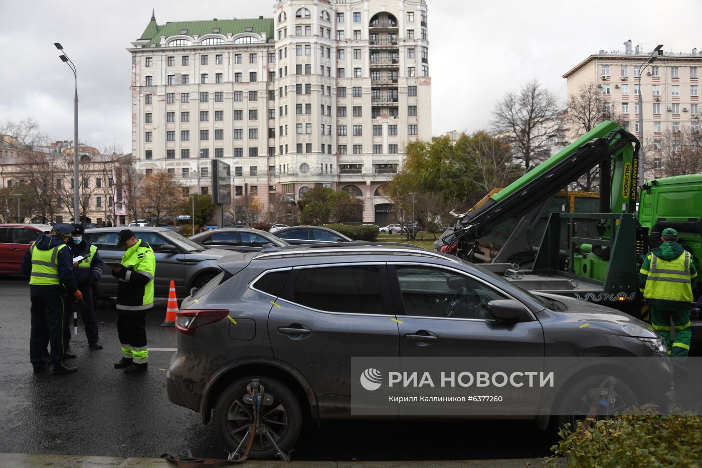 В центре Москвы машина въехала в остановку