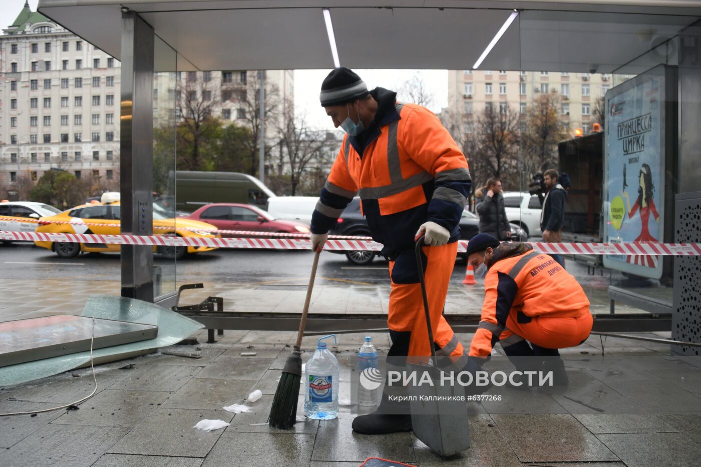 В центре Москвы машина въехала в остановку