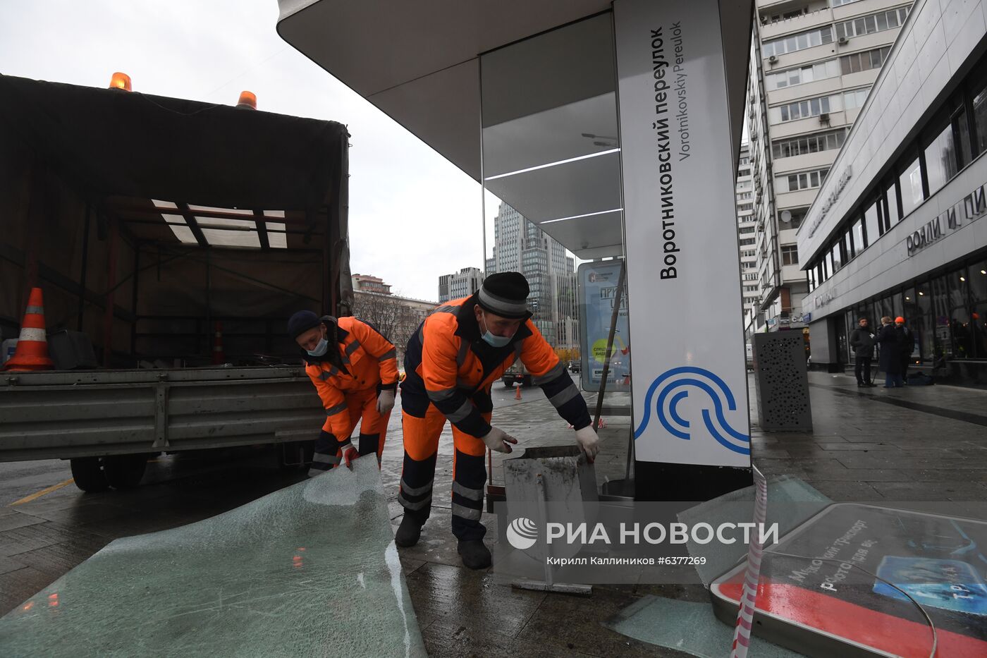 В центре Москвы машина въехала в остановку | РИА Новости Медиабанк