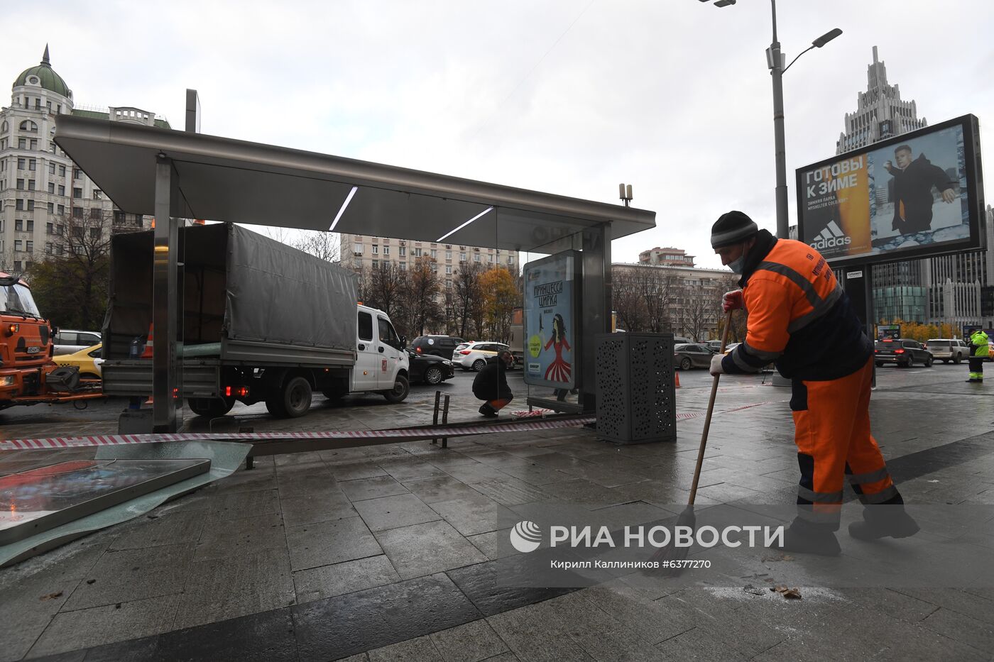 В центре Москвы машина въехала в остановку