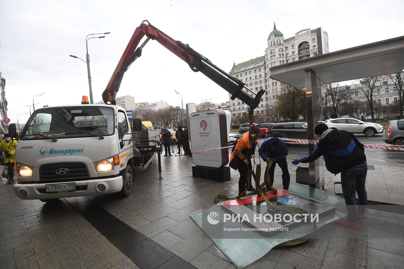 В центре Москвы машина въехала в остановку | РИА Новости Медиабанк