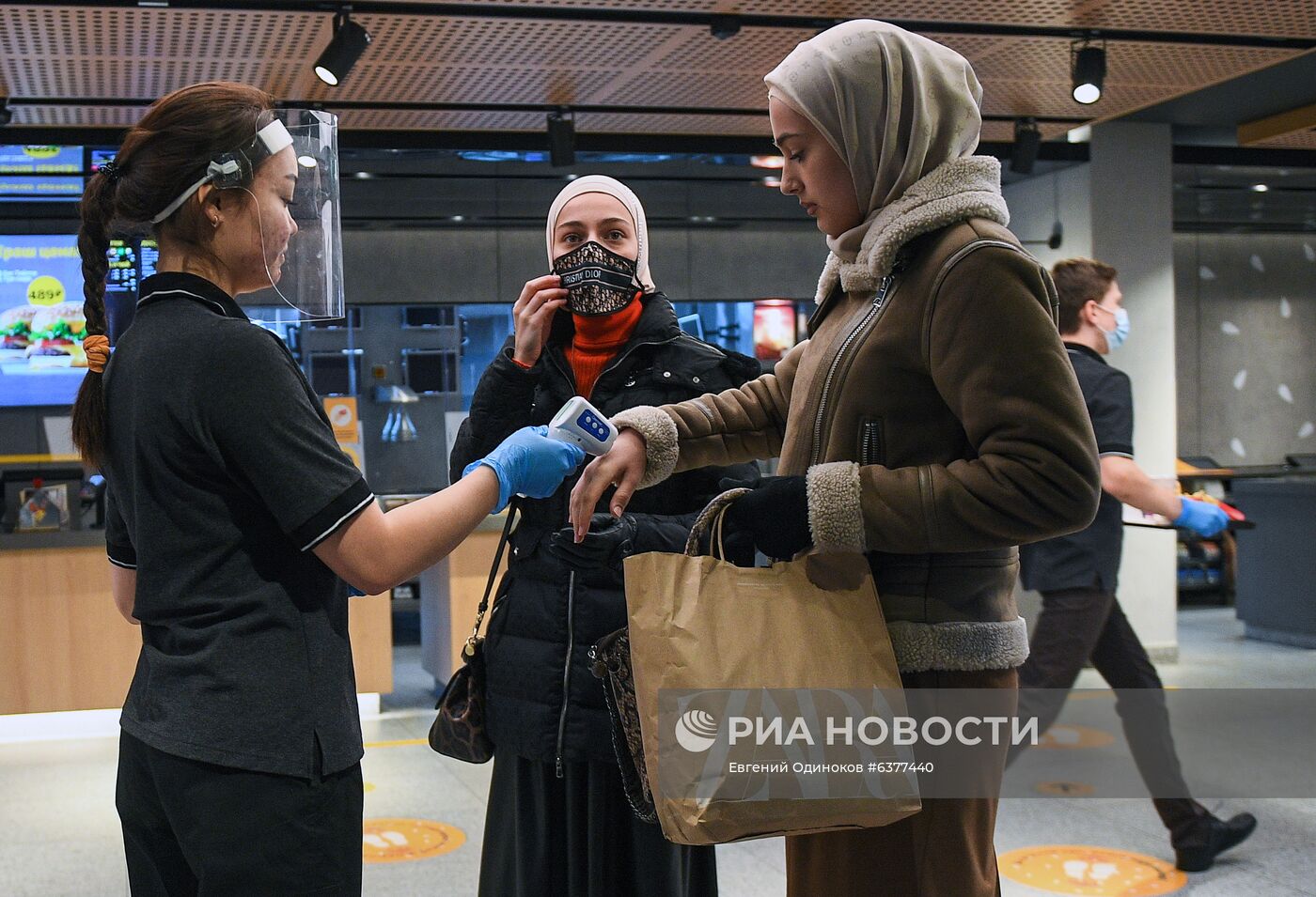 Сеть ресторанов Макдоналдс вводят систему QR-кодов в Москве