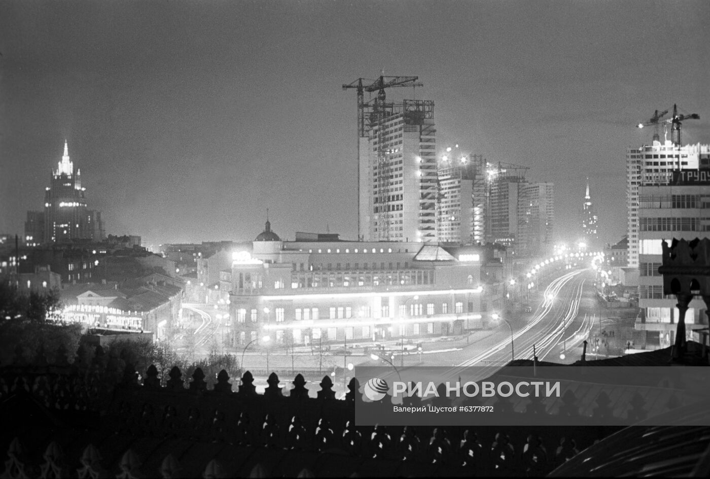 Арбатская площадь и Новый Арбат ночью