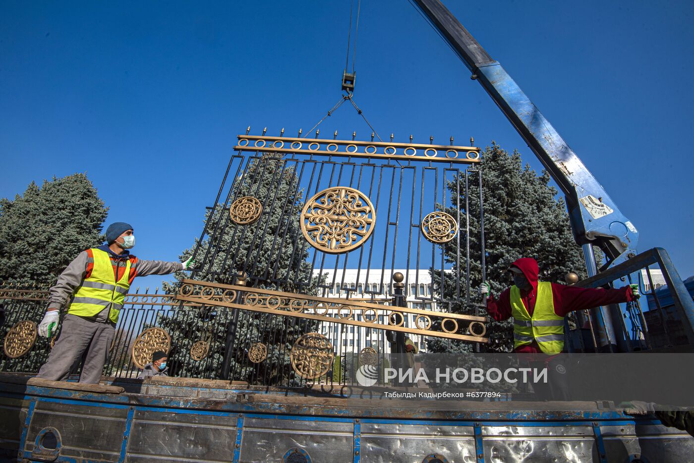 Демонтаж ограждения вокруг здания парламента Киргизии