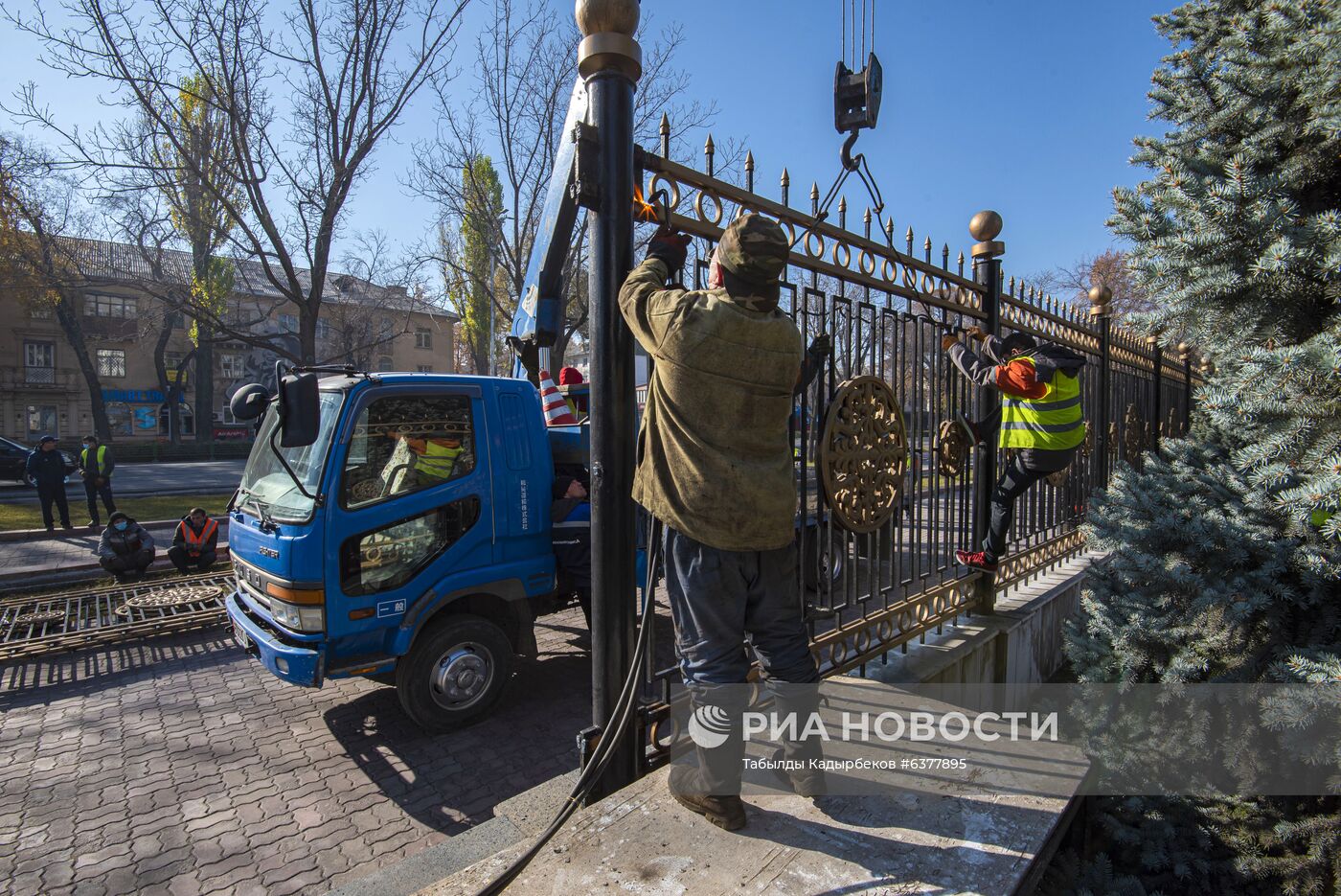 Демонтаж ограждения вокруг здания парламента Киргизии