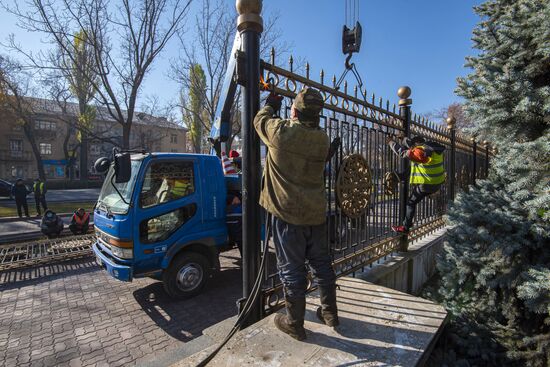 Демонтаж ограждения вокруг здания парламента Киргизии