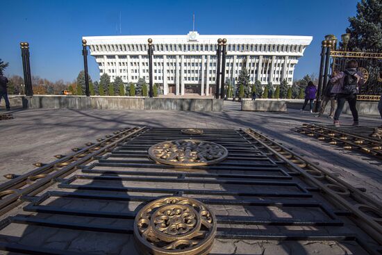 Демонтаж ограждения вокруг здания парламента Киргизии