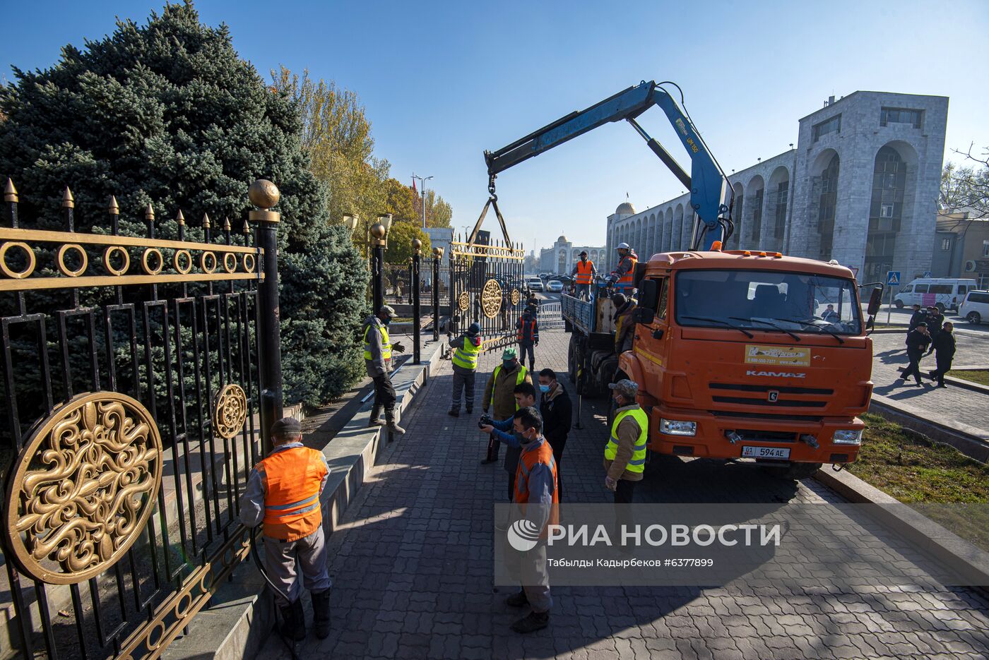 Демонтаж ограждения вокруг здания парламента Киргизии
