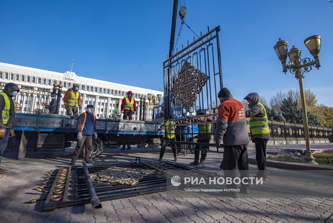 Демонтаж ограждения вокруг здания парламента Киргизии