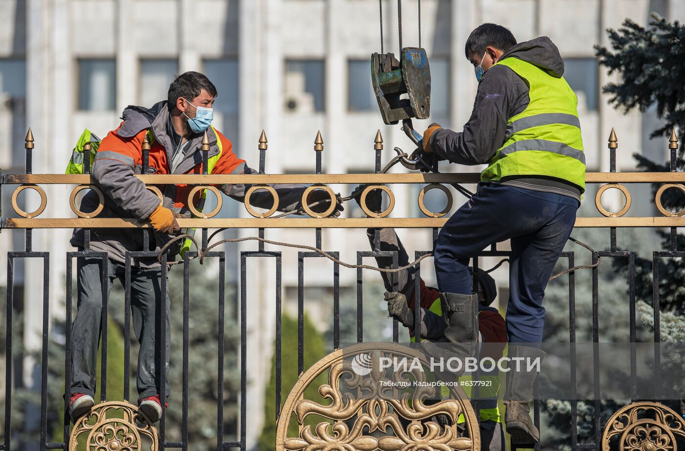 Демонтаж ограждения вокруг здания парламента Киргизии