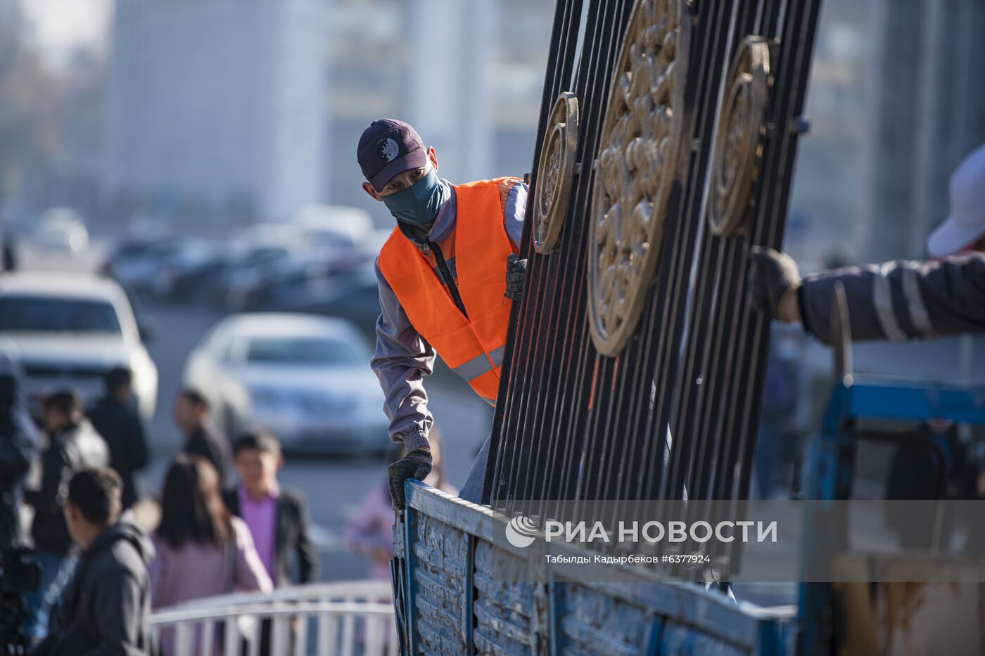 Демонтаж ограждения вокруг здания парламента Киргизии