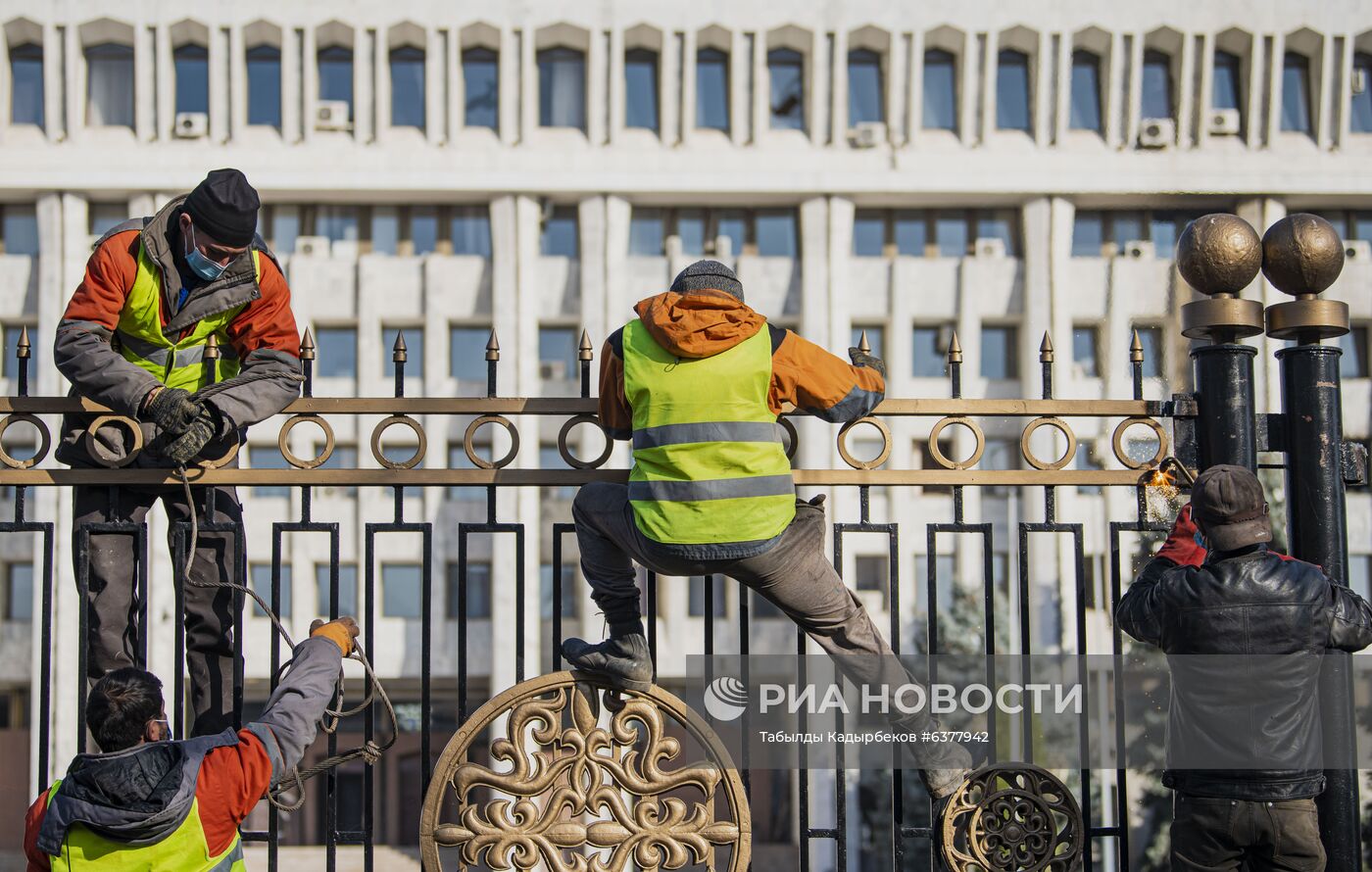 Демонтаж ограждения вокруг здания парламента Киргизии