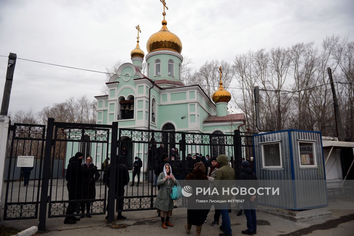 Акция представителей захваченного Среднеуральского монастыря у храма блаженной Ксении в Екатеринбурге