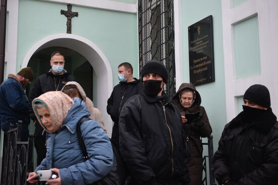 Акция представителей захваченного Среднеуральского монастыря у храма блаженной Ксении в Екатеринбурге