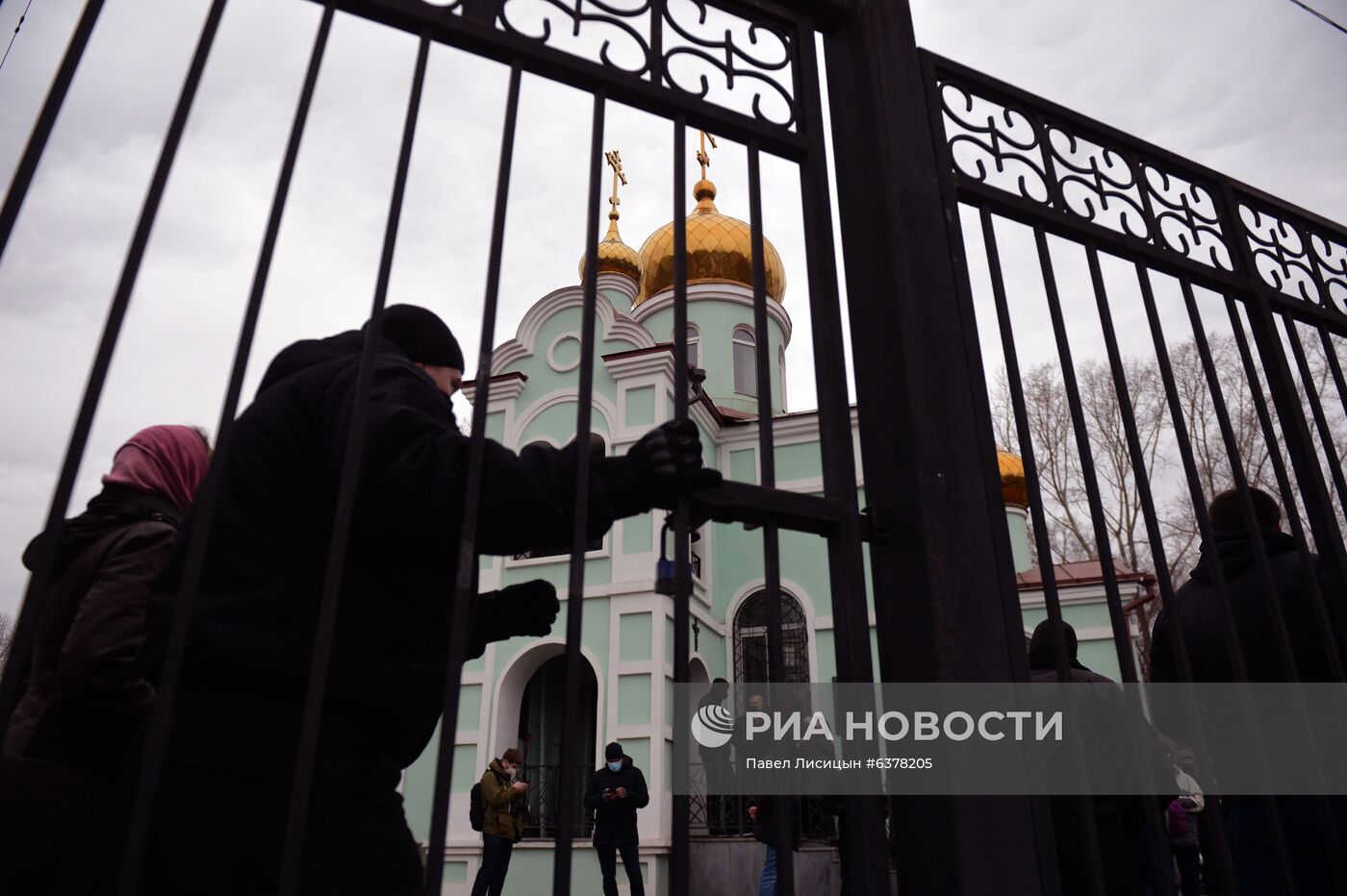 Акция представителей захваченного Среднеуральского монастыря у храма блаженной Ксении в Екатеринбурге