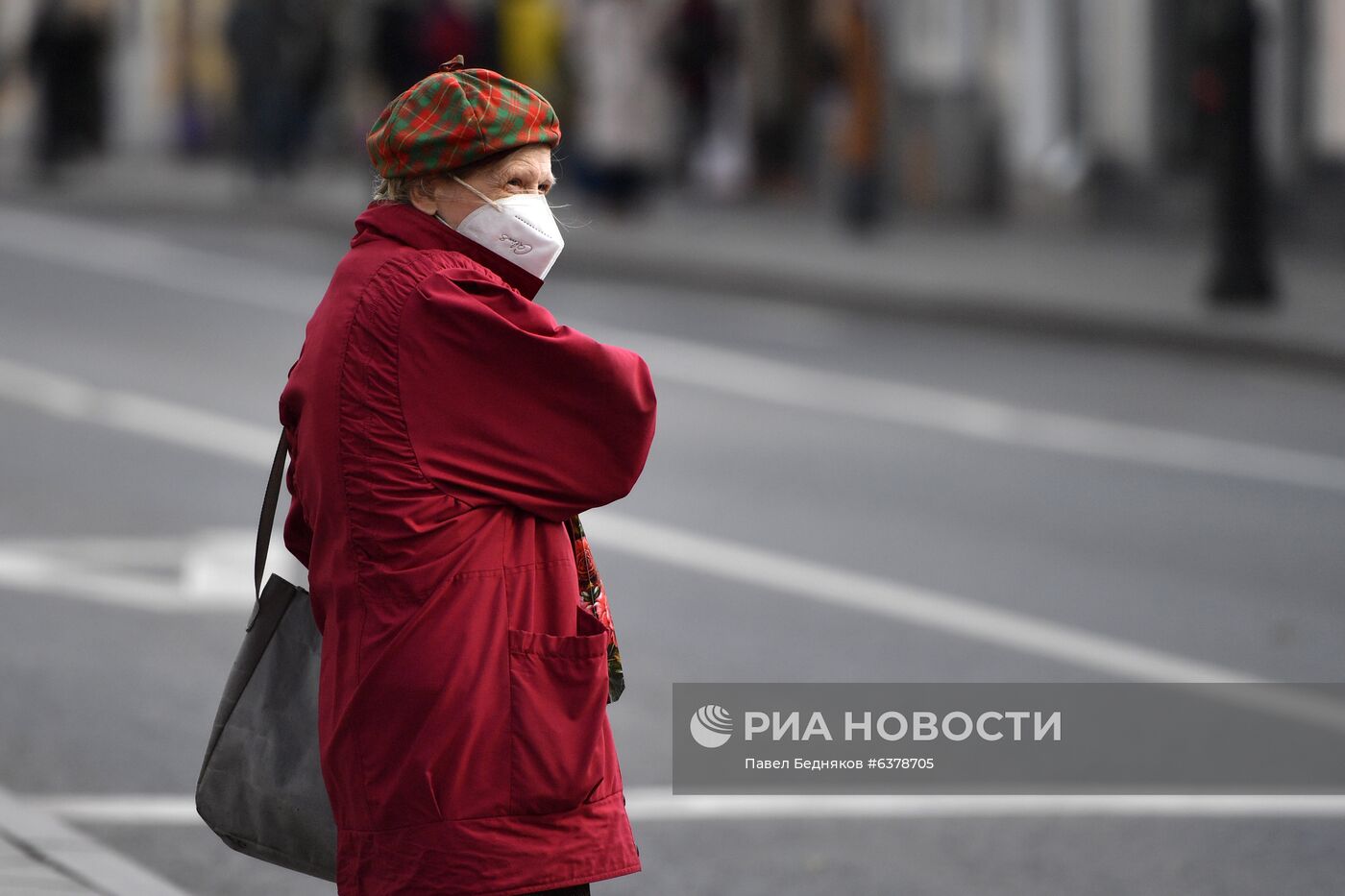 Роспотребнадзор ввел всеобщий масочный режим
