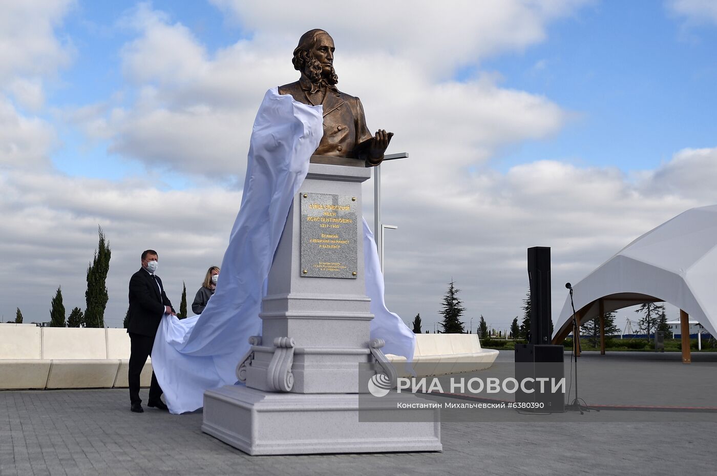 Открытие памятника маринисту И. Айвазовскому в аэропорту Симферополя