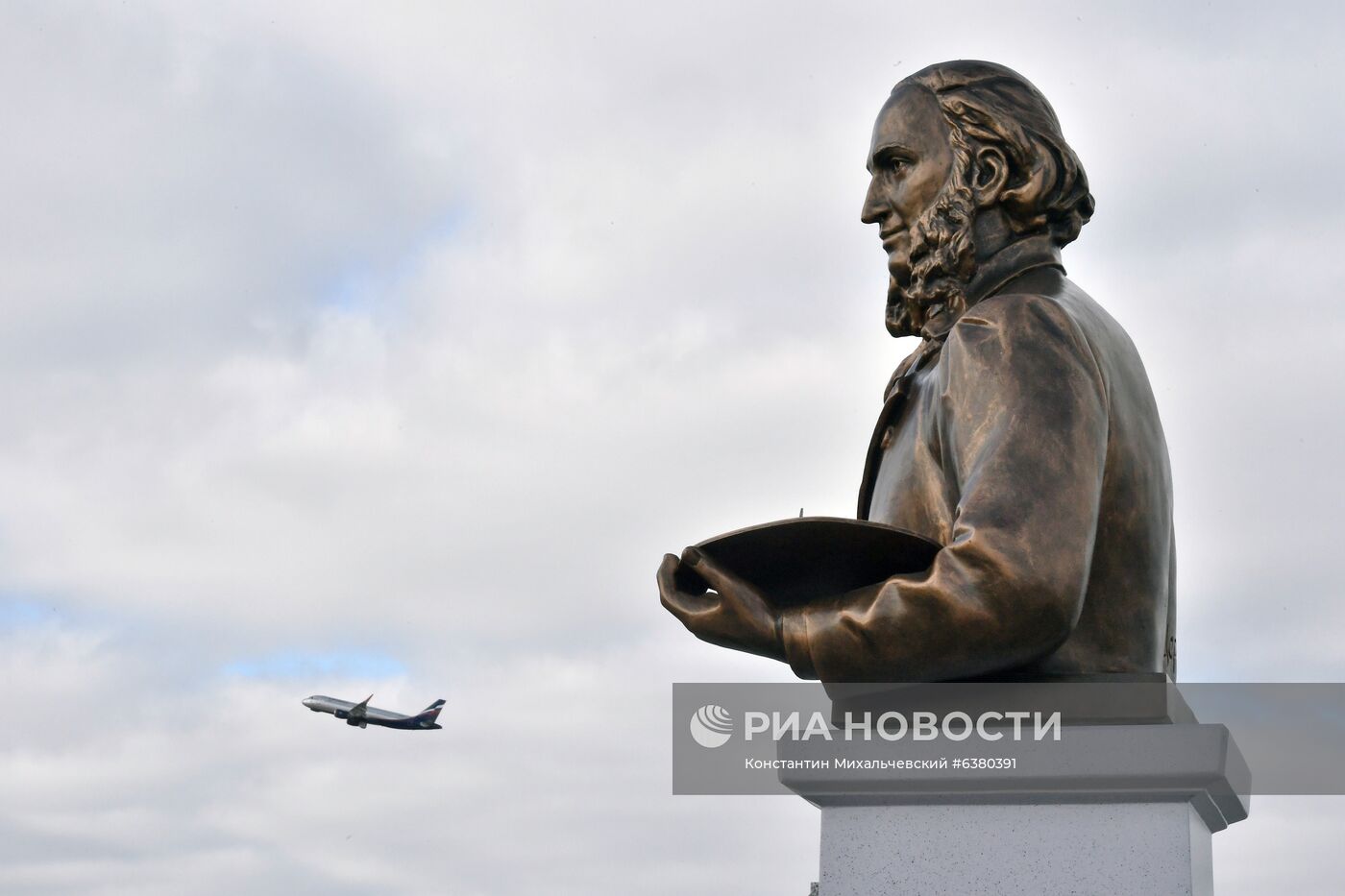 Открытие памятника маринисту И. Айвазовскому в аэропорту Симферополя