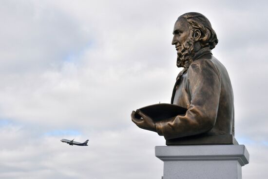 Открытие памятника маринисту И. Айвазовскому в аэропорту Симферополя