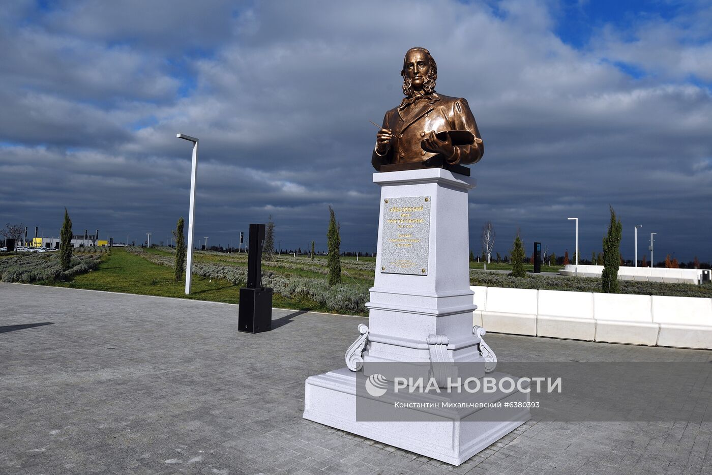 Открытие памятника маринисту И. Айвазовскому в аэропорту Симферополя