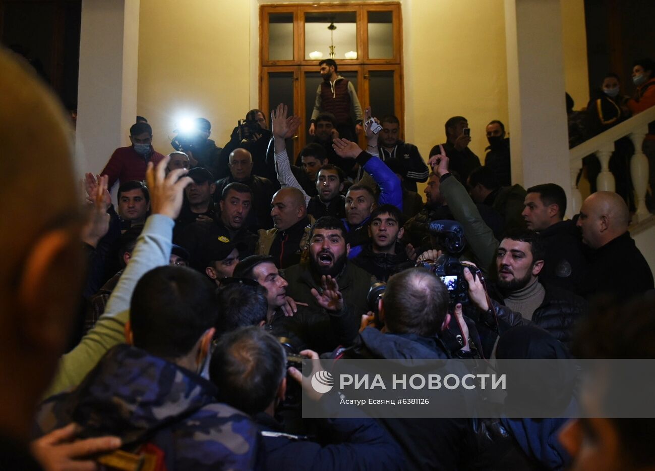 Ситуация у здания правительства Армении в Ереване