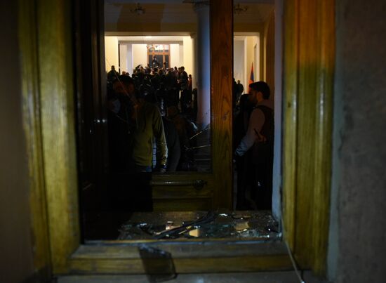 Ситуация у здания правительства Армении в Ереване