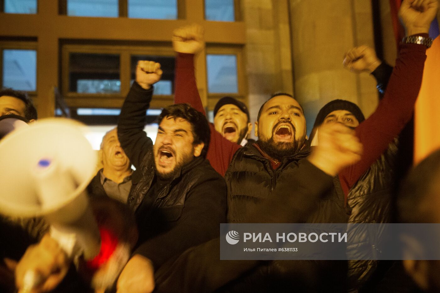 Ситуация у здания правительства Армении в Ереване