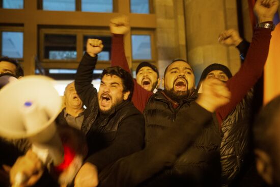 Ситуация у здания правительства Армении в Ереване