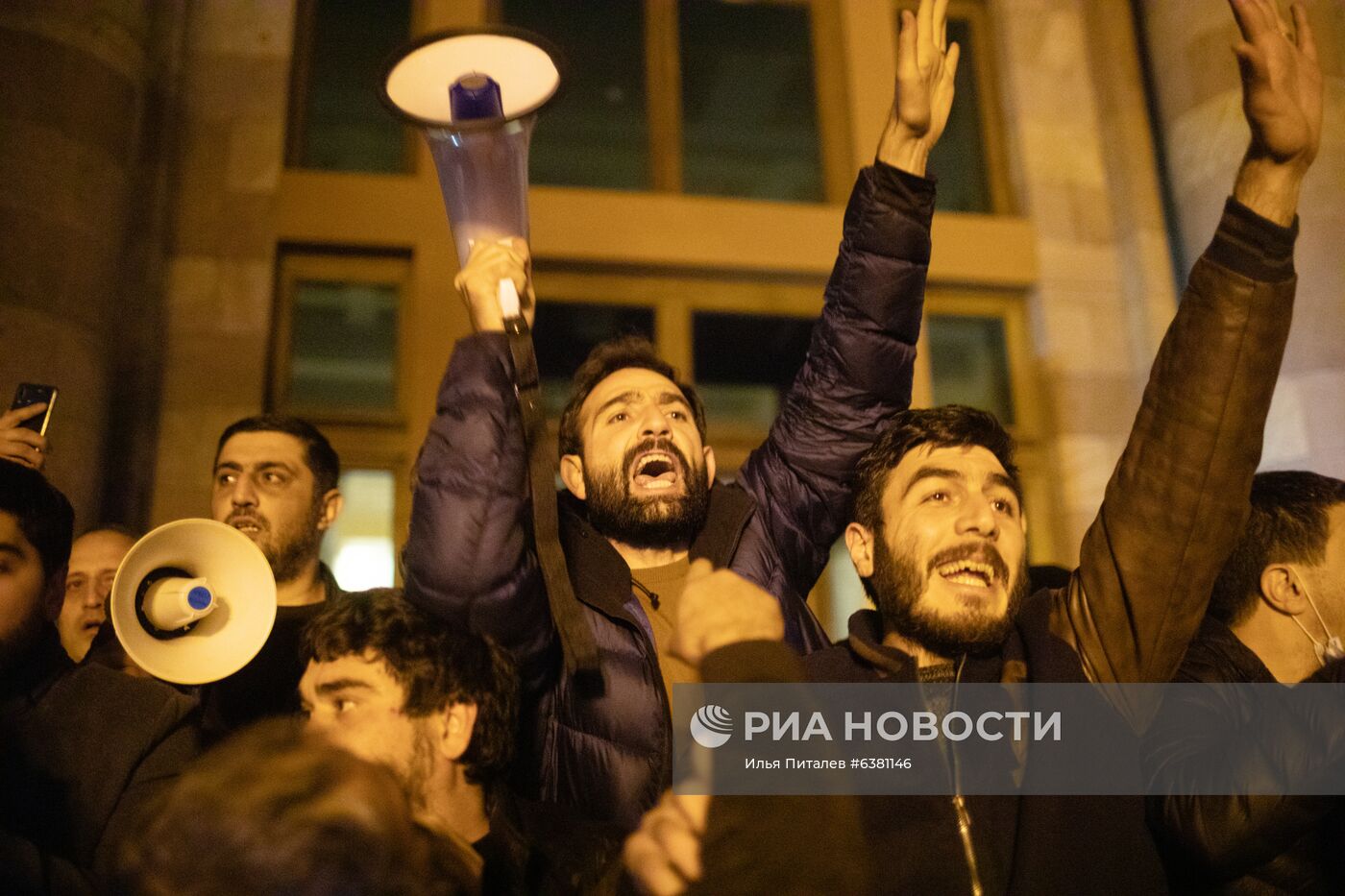 Ситуация у здания правительства Армении в Ереване