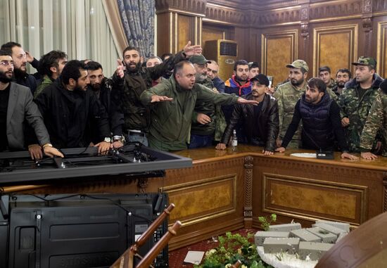 Ситуация у здания правительства Армении в Ереване