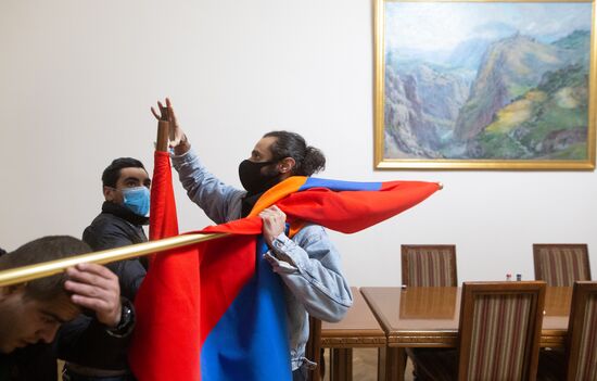 Ситуация у здания правительства Армении в Ереване