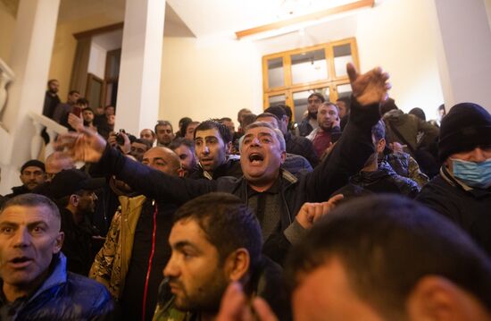 Ситуация у здания правительства Армении в Ереване